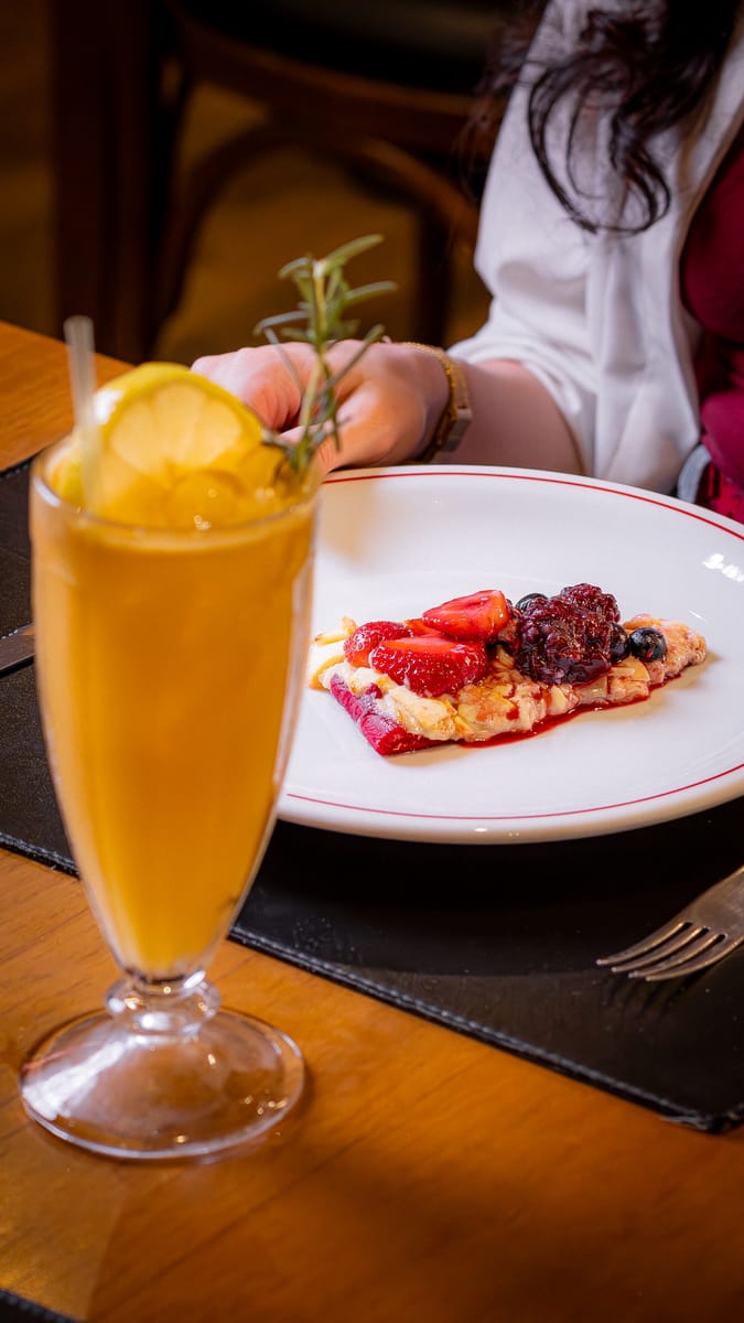 Prato com waffle e suco